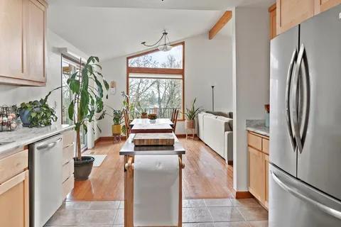 Building Photo - 498 NW Scenic Dr