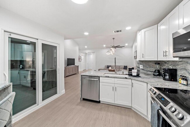 Building Photo - 6553 Via Regina