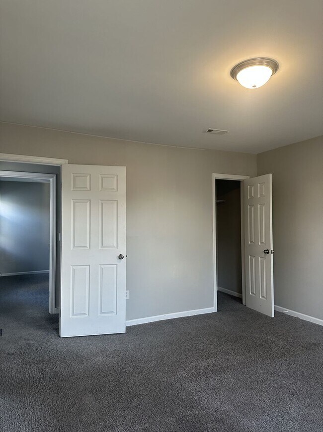 Building Photo - 482 E Markison Ave