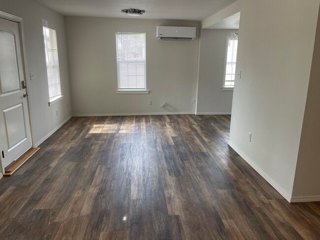 Building Photo - 201 S Rhomberg St