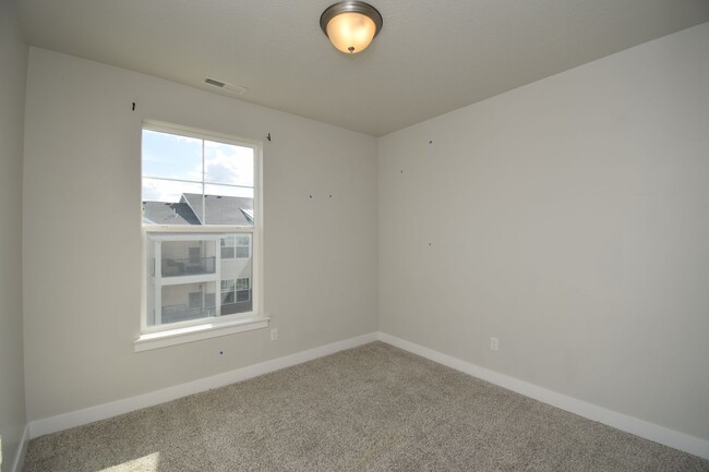 Building Photo - Bright Top Floor Condo with Tennis court, Pool, and Clubhouse