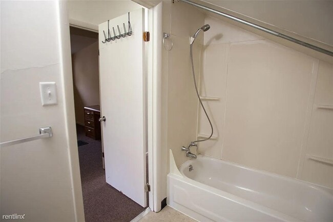 Building Photo - 910 Dewey Ave