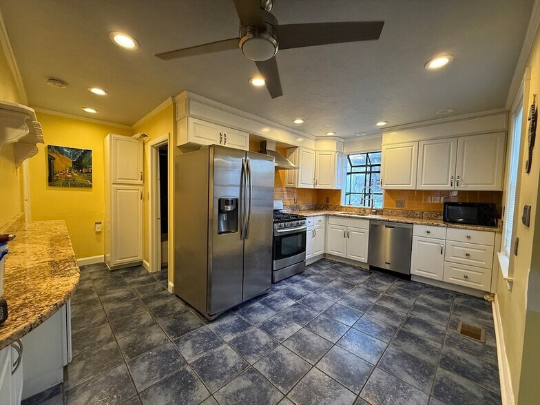 Building Photo - 170 Neck St