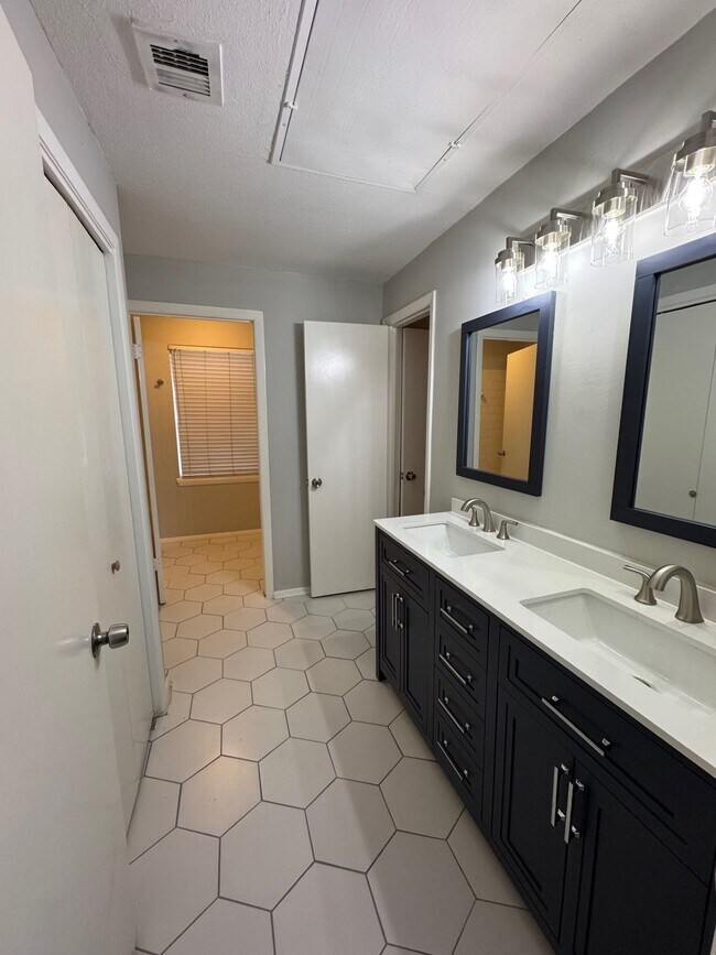 Building Photo - 9809 Richmond Ave.