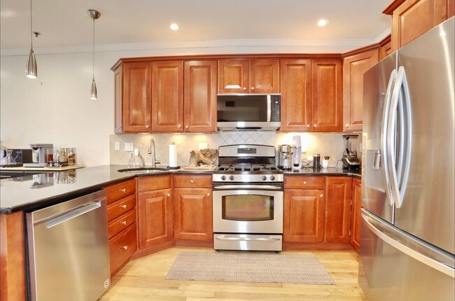 Building Photo - 421 Jackson St