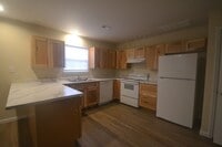 Building Photo - 3 Bed 1.5 Bath Duplex