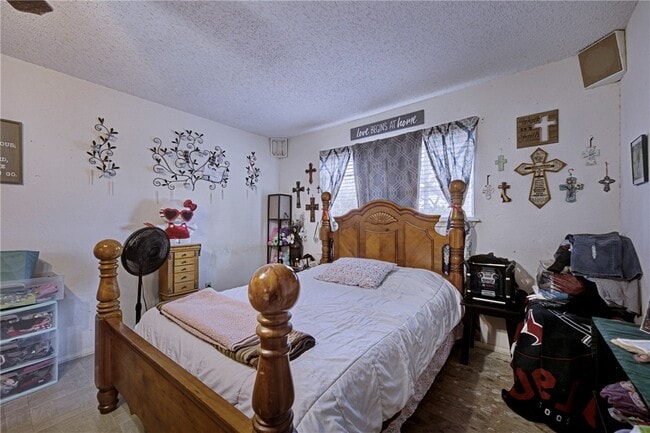 Building Photo - 4950 Elmhurst Ln