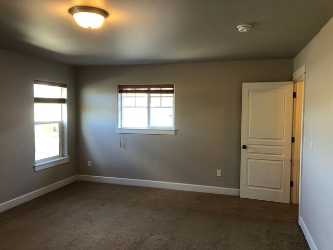 Building Photo - 4 Bedroom / 2.5 Bathroom Home in SE Bend