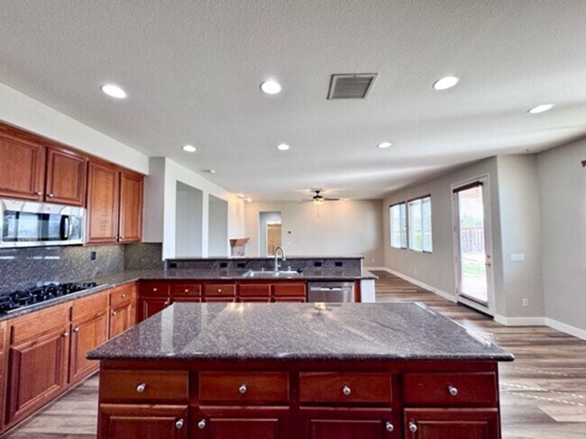 Building Photo - Oversized 5 bedroom Copper Canyon Murrieta...