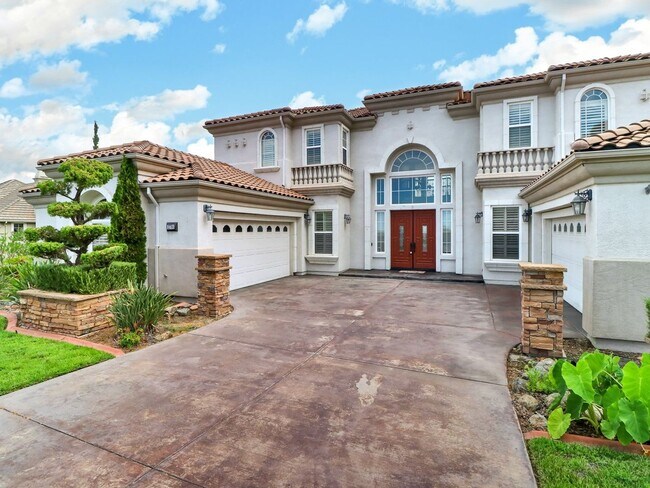 Building Photo - Beautiful custom home in The Promontory in...