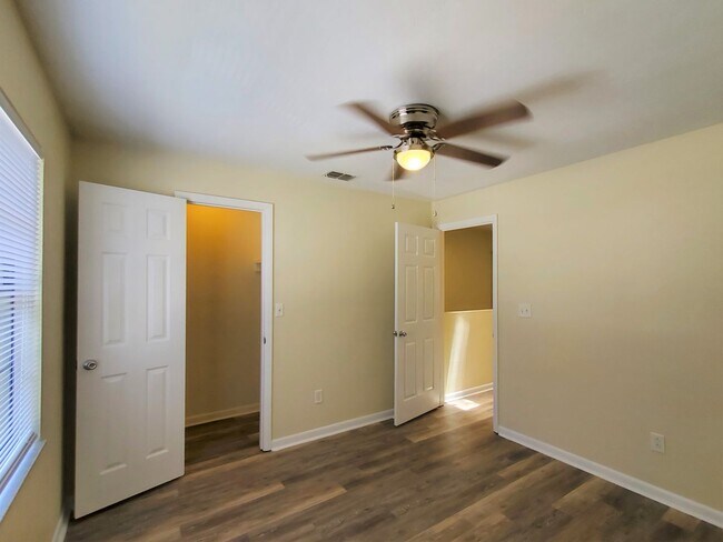 Building Photo - FOR RENT 2 bedroom 1.5 bath townhome