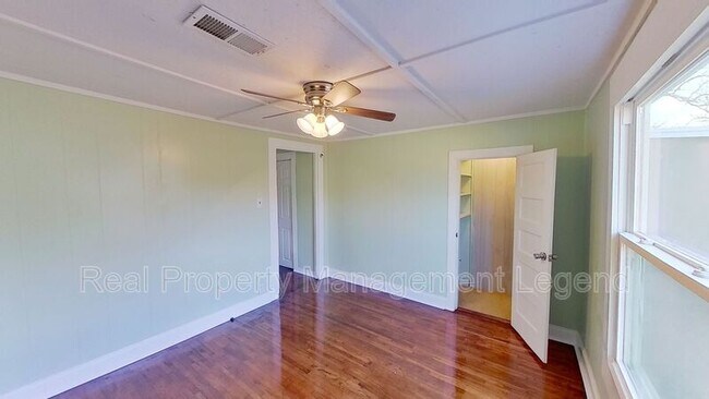 Building Photo - 1030 Oak Dr