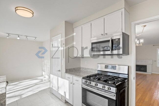 Building Photo - 1123 Glengarry Dr