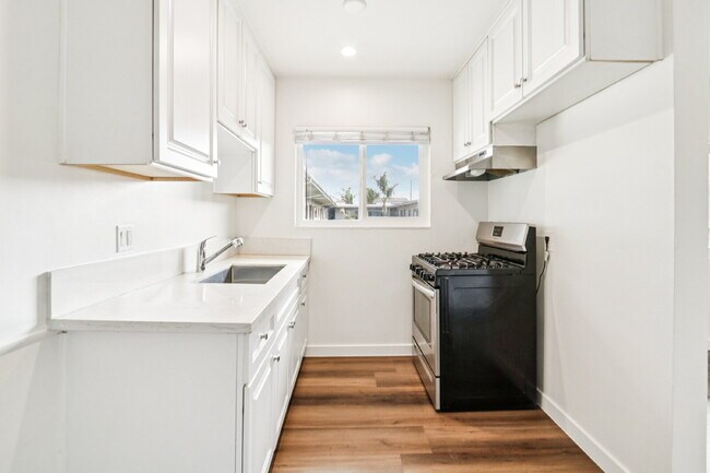 Building Photo - 1 bed 1 bath with pool and laundry!