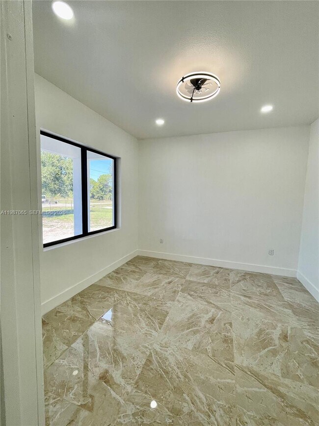 Building Photo - 435 N Quebrada St