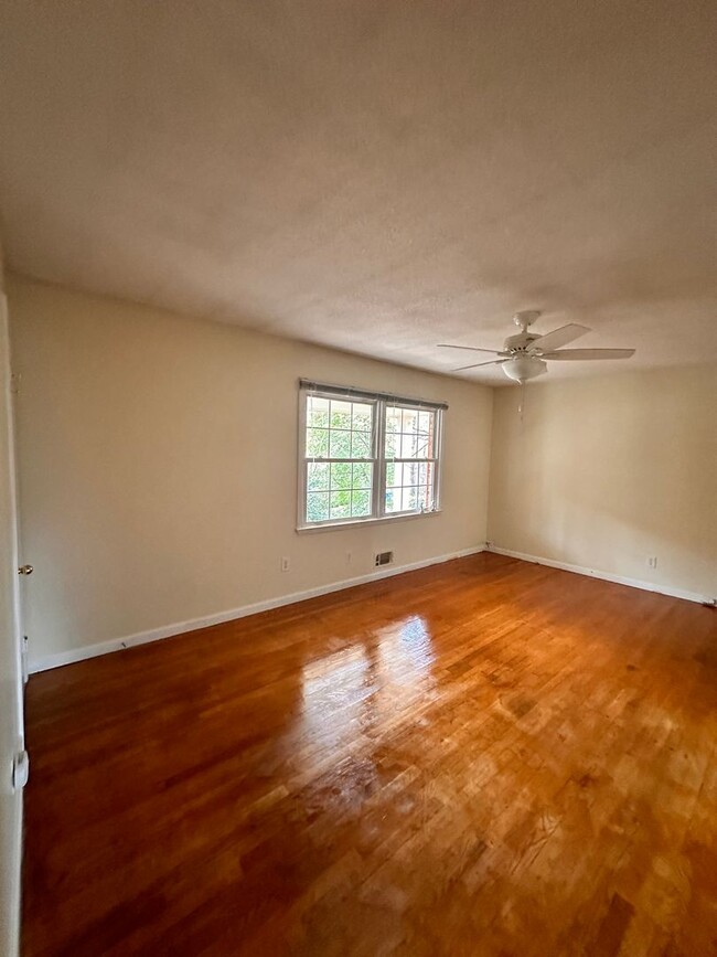 Building Photo - LAUREL HILLS NEIGHBORHOOD- 3 BEDROOM 2 STO...