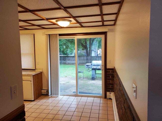 Building Photo - 1303 Fallingbrook Dr SE