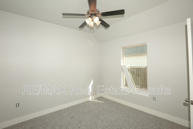 Building Photo - 2101 E Endura Pk Dr