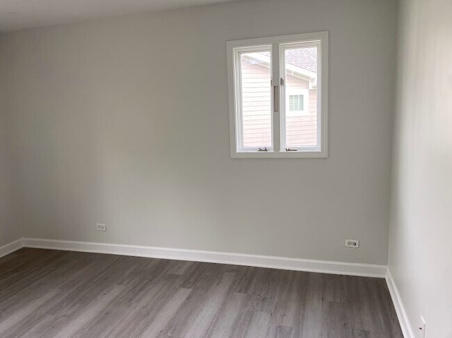 Building Photo - 1221 N Chicago Ave