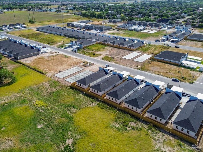 Building Photo - 608 N Onyx Ave