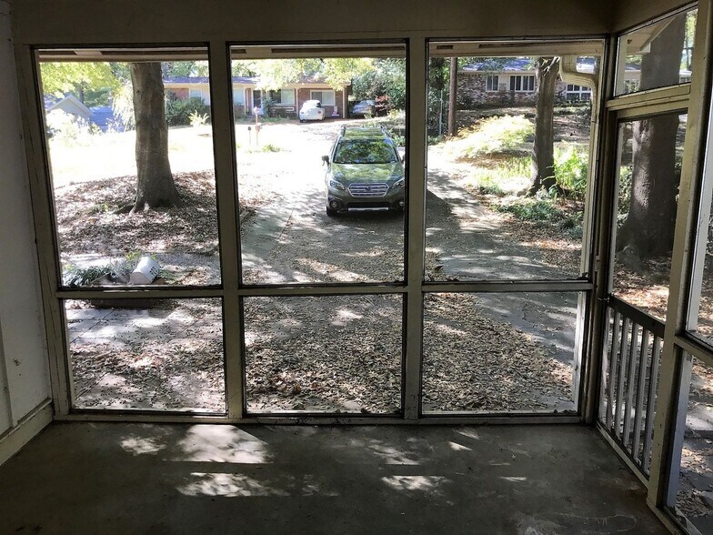 Building Photo - 923 Verdi Way