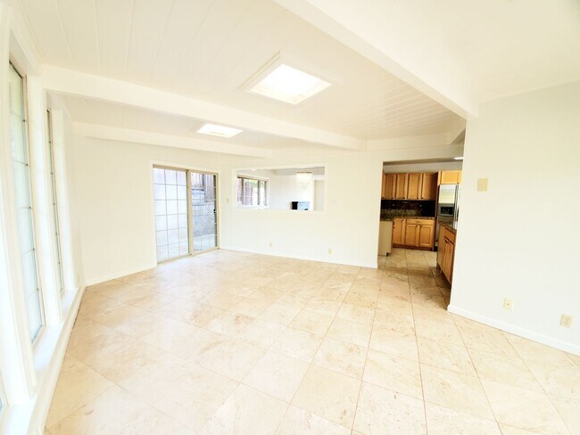 Building Photo - 2745 Summit Dr