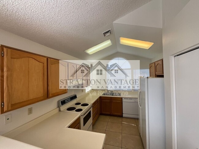 Building Photo - 441 S Maple