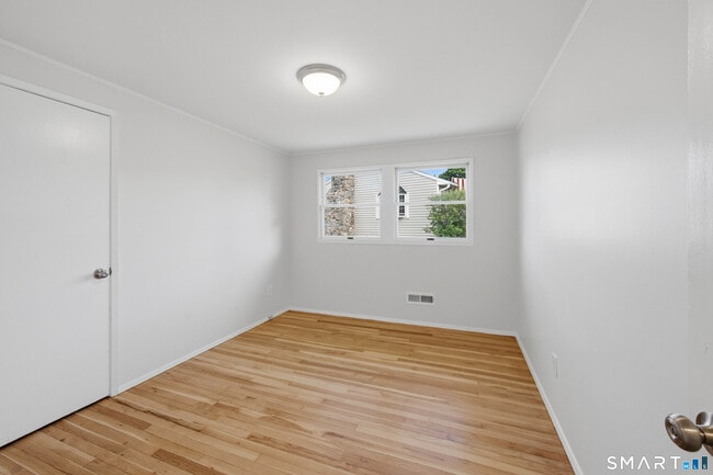 Building Photo - 5 Lilac Ln