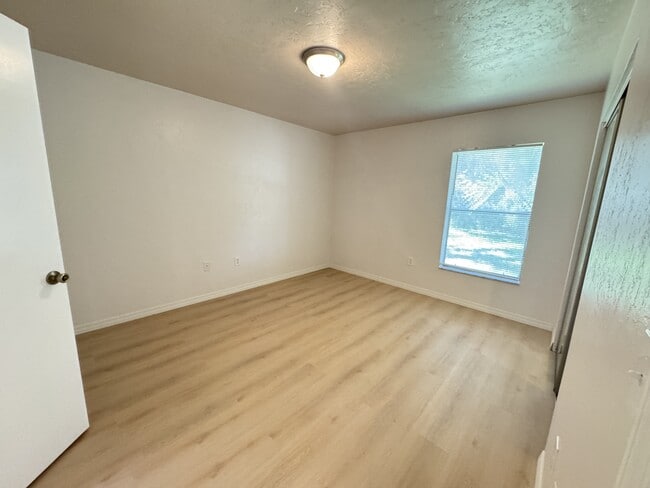 Building Photo - 387 Acorn Ln
