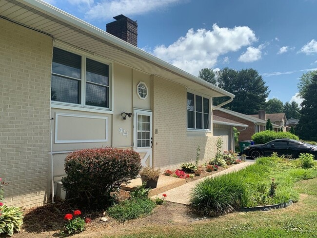 Building Photo - 924 McBryde Ln