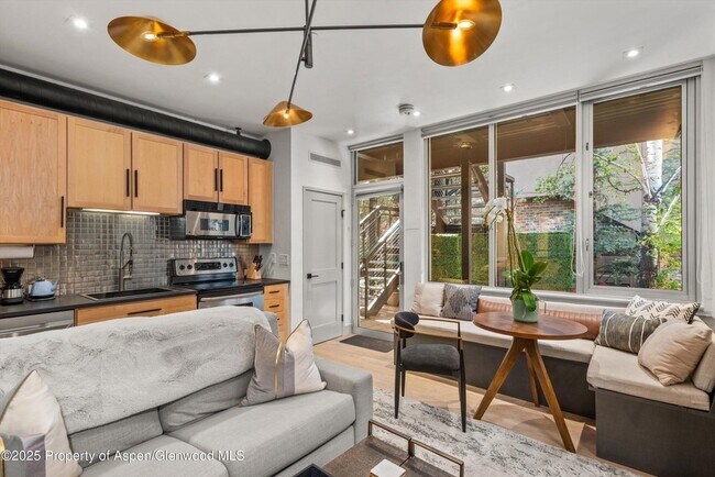 Building Photo - 434 E Main St