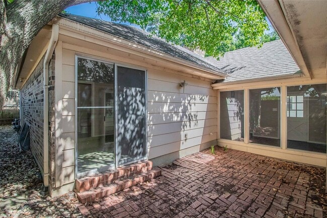 Building Photo - Amazing 2 Bed, 1.5 Bath- Half of Duplex Av...