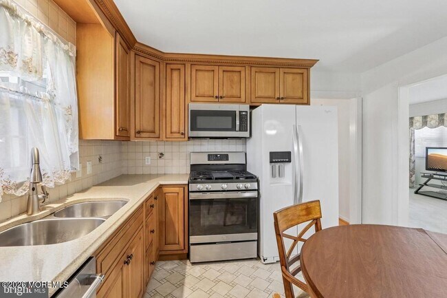 Building Photo - 2565 S Brookfield St