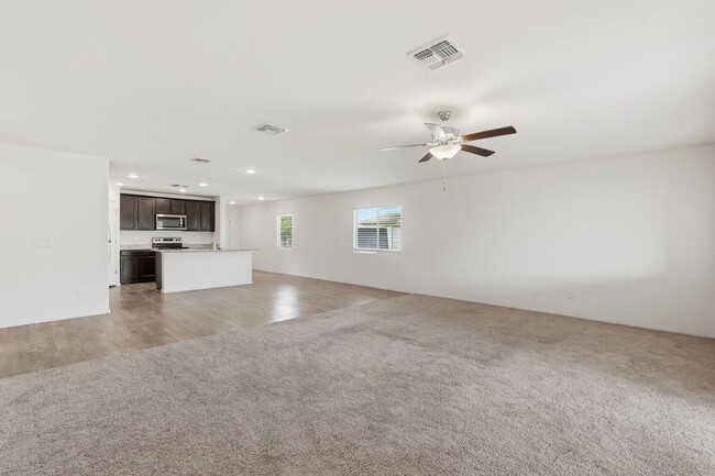 Building Photo - 4bedroom 2 bath single family home!