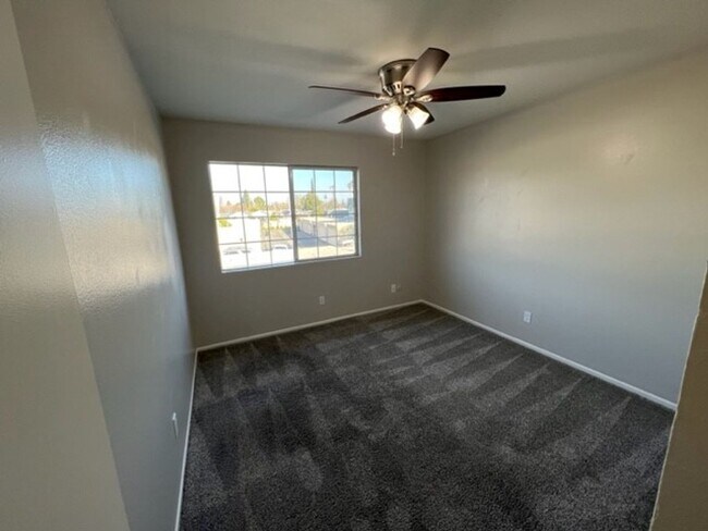 Building Photo - Beautiful 3 Bedroom + 1.5 Bath Townhouse in highly desirable Briarcliffe community!