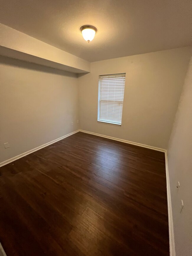 Building Photo - Spacious 3 Bedroom 2 Bath Condo Located To...