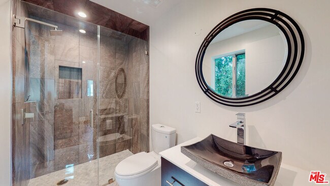 Building Photo - 547 N W Knoll Dr