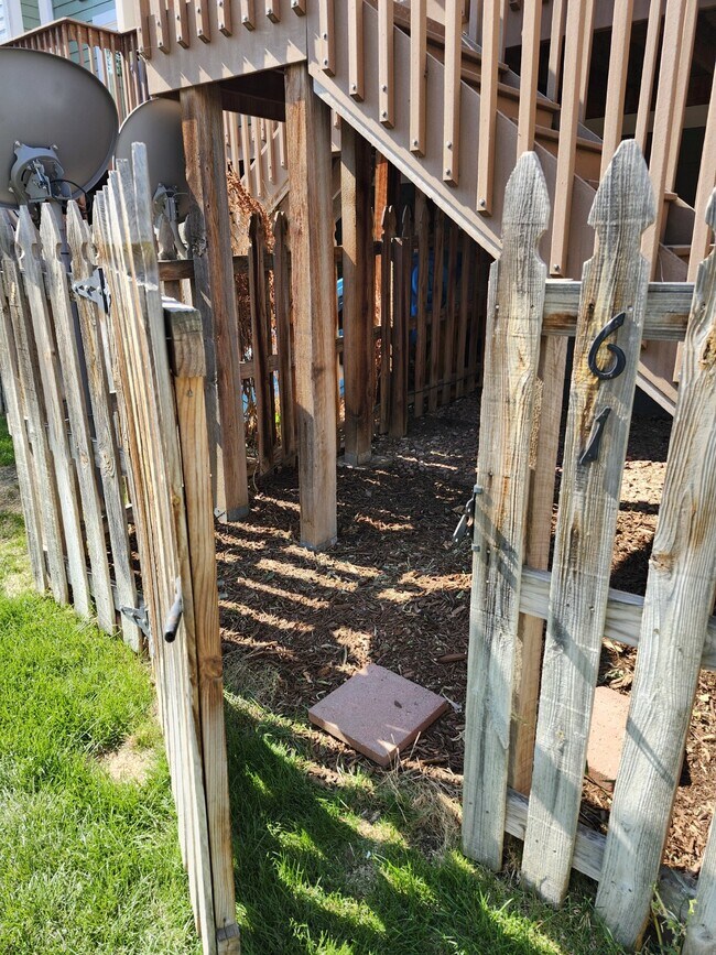 Building Photo - Available Now! "Charming 2-Bed Townhouse w...