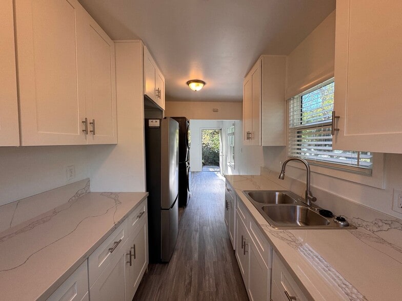 Building Photo - 456 N Westmoreland Ave