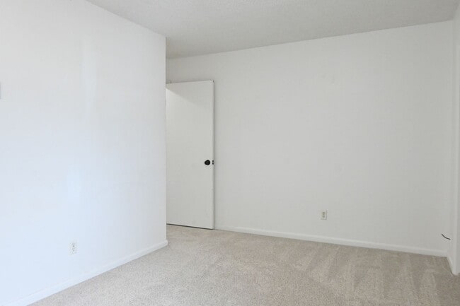 Building Photo - 2 bed 1 Bath townhouse