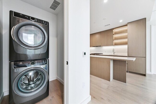 Building Photo - 610 Davis St