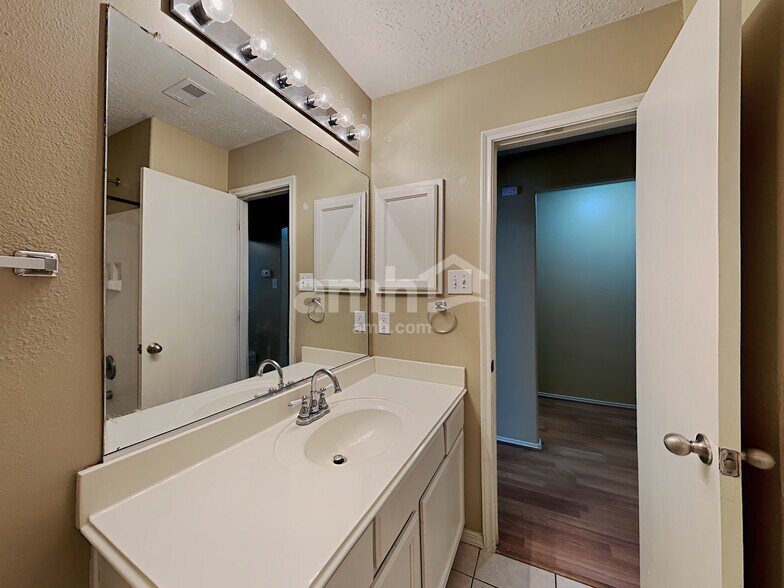 Building Photo - 9726 Gulfstream Dr