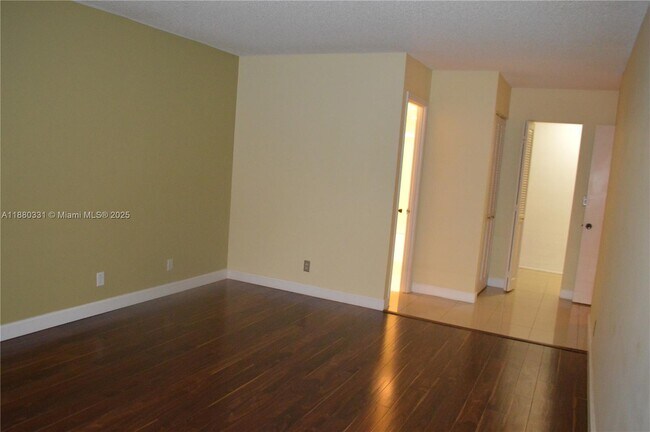 Building Photo - 200 Leslie Dr