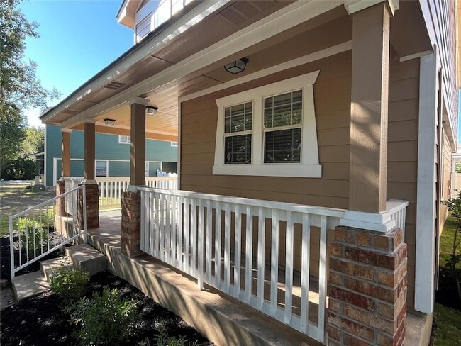 Building Photo - 513 Crater Lake Dr