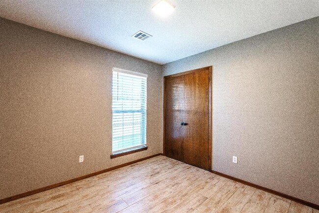 Building Photo - 1425 Venus Cir
