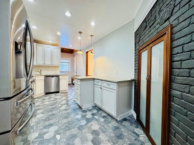 Building Photo - 16 W 51st St