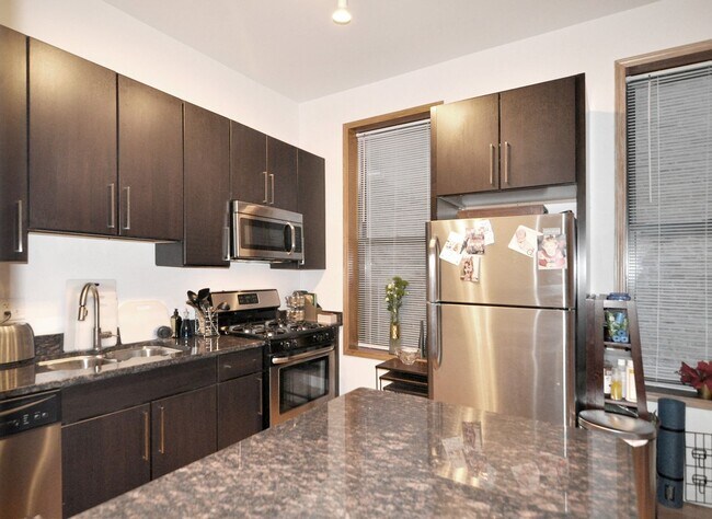 Building Photo - Video Tour- Wicker Park Large Top Floor 1 Bed (Big Enough For A King), w/Great Sound Insulation, ...