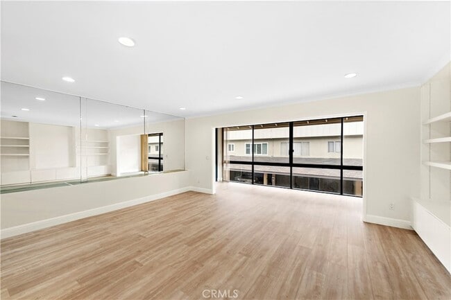 Building Photo - 7 Blue Lagoon