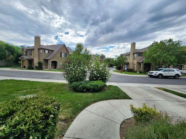 Building Photo - ELF PRICED! 3 bd. 2.5 bath Luxury Townhome!