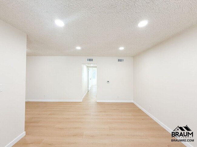 Building Photo - 221 W Elm Ave